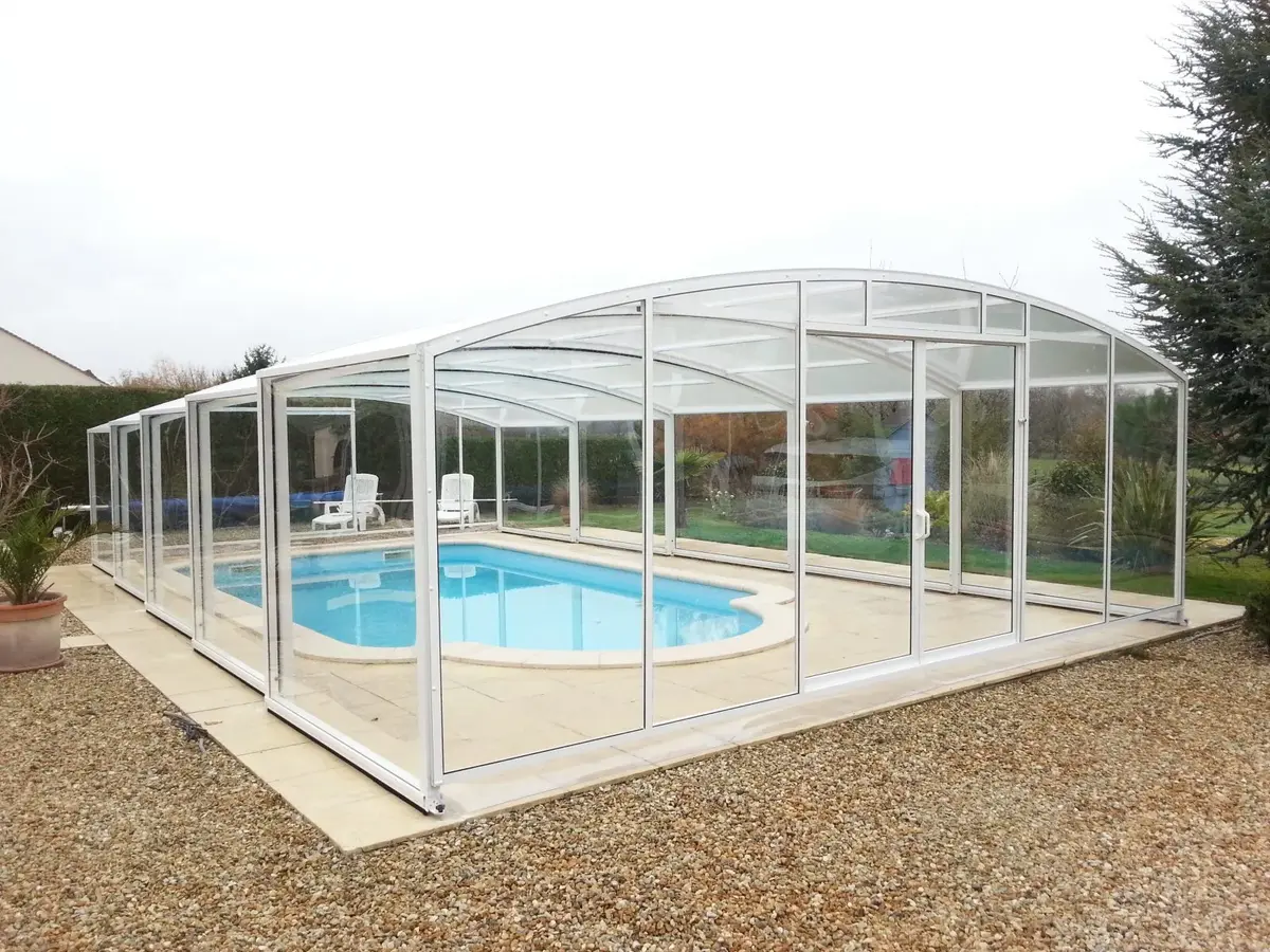 Installation abri piscine